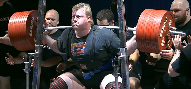 Carl Yngvar løfter her 475 kilo i knebøy, noe som er ny verdensrekord.