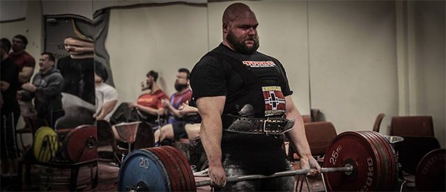Martin Borgland Rønning løftet hele 880 kilo i styrkeløft uten utstyr