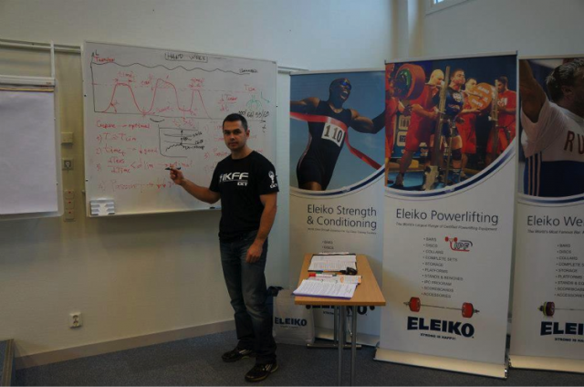 Honored Master of Sport Arsenij Zhernakov (flere ganger verdensmester, PhD) som nå er gått fra uttøver i verdensklasse til trener, går vitenskapelig til verks med treningsprotokoller og løfteteknikker.