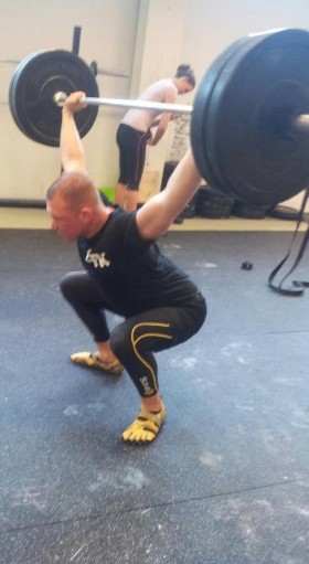 Fredrik øver her på OHS - Overhead Squat.