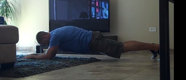 Ta den tradisjonelle planken til et nytt nivå. Prøv «Long-Lever Posterior-Tilt Plank»
