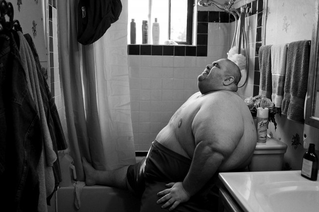 Hector hviler seg etter å ha gått over gangen fra soverommet til badet for å få hjelp fra sin mor til å vaske seg.