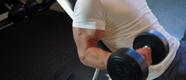Med disse tipsene blir du kvitt smerter i underarmene ved biceps-curl